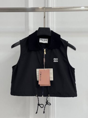 Miumiu马甲强烈推荐 25年早春系列 Miu*新款尼龙短款马甲 字母印花点缀 高品质 Sml