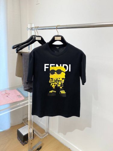芬迪、新品短袖T恤，帅气时尚，胸前图案字母Logo，简约百搭款。面料260G特制纯棉 不仅挺括，保持潮流的廓形，又穿着舒适，纱织更细腻，码数S-Xxl 宽松版型