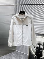 普拉达 prada 2025新品夏季防晒服，时尚帅气，简约百搭款，胸前精致图案Logo，定制原版面料，不仅挺括，保持潮流的廓形，又穿着舒适，纱织更细腻，码数M-