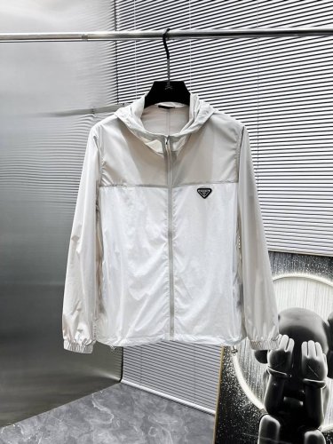普拉达 prada 2025新品夏季防晒服，时尚帅气，简约百搭款，胸前精致图案Logo，定制原版面料，不仅挺括，保持潮流的廓形，又穿着舒适，纱织更细腻，码数M-