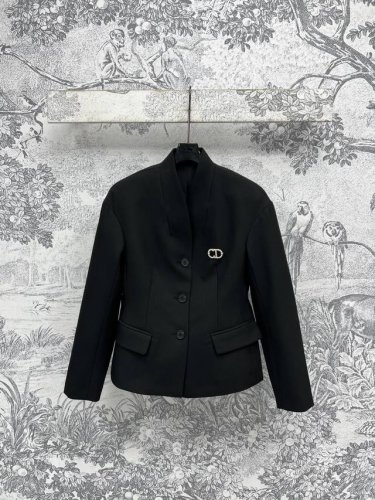 d家 25春夏新款 胸针装饰毛呢西装外套 超赞的时髦感 立体廓形剪裁设计 简约又吸睛 经典翻领 三粒扣西装 廓形上身修身显瘦 日常通勤搭配都适合 是随便外穿出门