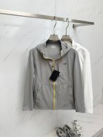 arc‘Teryx 始祖鸟 男士连帽夹克防晒服#全新户外轻薄防晒外套上线，整体超前时髦的设计，打破设计师以往的传统风格面料采用100%聚酯纤维成分打造，手感轻薄