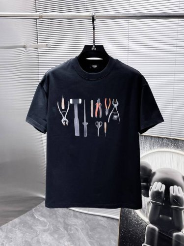 芬迪 Fendi 2025Ss新款 半袖 体恤 短袖 圆领T恤，高端版本！专柜定制面料 透气舒适度高，细节无可挑剔，品牌元素设计理念，体现高品质。手感细腻柔软！