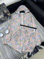 爆款现货 原单品质 Her*｜25春夏新品防晒衣套装！ 高端定制戴帽印花外套，搭配松紧腰短裤 极简主义风法式优雅的慵懒风， 休闲又时髦！ 立体剪裁版版型可甜可盐