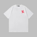 上新 高品质9183# Lv 新款短袖 面料采用高克重水洗棉，320 克 经典的老花图案与现代感的剪裁完美结合，既有复古的韵味，又不失当下的潮流感。独特的印花设