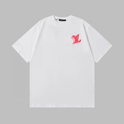 上新 高品质9183# Lv 新款短袖 面料采用高克重水洗棉，320 克 经典的老花图案与现代感的剪裁完美结合，既有复古的韵味，又不失当下的潮流感。独特的印花设