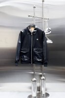 春季爆款 ！ 巴宝莉 2025春季新款皮衣夹克外套，秀场新品品相非常完美，记忆面料舒适保暖，三标齐全色泽饱满诱人，非常出彩的设计，轻松将时髦感进阶，做工极为考究