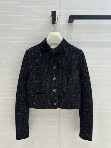 原版100%真丝山茶花提花里衬！ 原版高端品质Chan*L 24B新品！蝴蝶结系领黑色软花呢外套！绝美王炸款！白富美标配，弧形袖剪裁H短款版型设计超飒！法式优雅