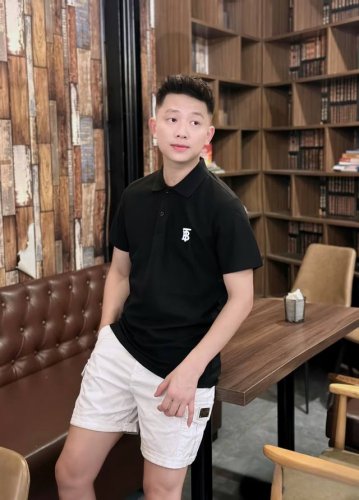 # 上身咨询图 供140 不控价【轻奢高端出品】 burberry 巴宝莉2025S 胸前经典刺绣小标高端Polo 整件衣服没有复杂的装饰 只有品牌标志性Log