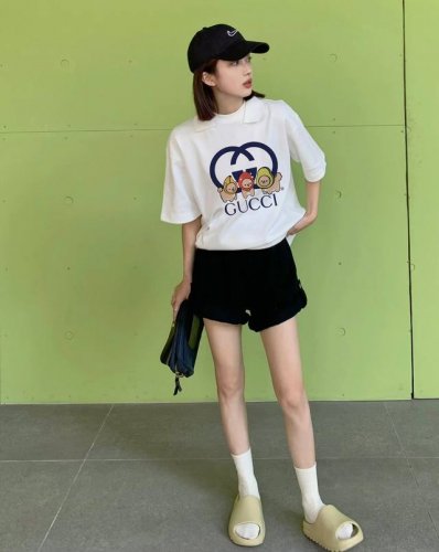 上新！Gucci新款短袖T恤,版型剪裁特别有讲究！上身很洋气显瘦内搭外穿都看 高密针织圆领设计，平整简约！亲肤透爽！T恤面料的柔软性舒适性无可挑剔！男女均可驾驭