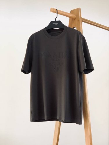 prada 普拉达 时尚界的新宠儿！尽显奢华品质。甄选优质面料打造，奢华与时尚的完美结合，以其精湛的工艺和独特的设计理念闻名于世，这款T恤更是将品牌的经典元素与