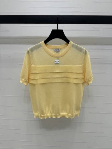 上新原单高端品质 Chane* 2025春夏最新系列！多层花边针织短袖！定制棉线织造 质感高级透气 前幅多层花边拼接 时髦不失个性 胸前装点标志性双C字母徽标图