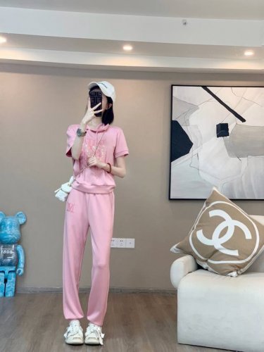 人棉 聚酯纤维 氨纶 96 52 60 96 小码数据，依次是胸围，衣长，腰围，裤长 短袖长裤套装 码数：S~Xl 每大一个码数，胸围腰围＋4厘米，衣长裤长＋1