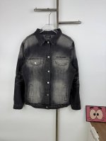 款号G22 新款Balenciaga巴黎世家背后刺绣Logo印花水洗牛仔灰外套 精工水洗的牛仔面料，还降低了牛仔的硬度，上身更加舒适亲肤，有夹克的外形胫骨，也有