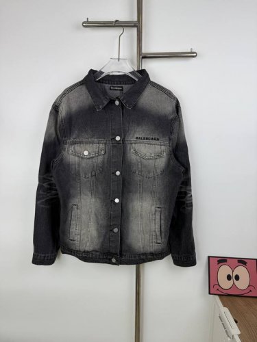 款号G22 新款Balenciaga巴黎世家背后刺绣Logo印花水洗牛仔灰外套 精工水洗的牛仔面料，还降低了牛仔的硬度，上身更加舒适亲肤，有夹克的外形胫骨，也有
