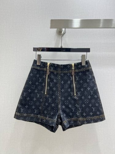强烈推荐 Lv*2025春夏新款 老花牛仔双拉链短裤 高版出品~超时髦新款丹宁牛仔系列 上身又酷又飒爽 采用定制高品质棉质水洗牛仔面料 纹理细腻 棉感自然 既有