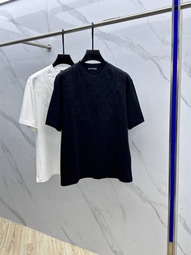 LV*路易*登 2025Fw春夏新品圆领打底外穿T恤，立体感Logo微廓形半袖纯棉打底，手感面糯有骨感，柔而有韧性。工艺处理，韧性和抗皱性能得到大幅度提高。微廓