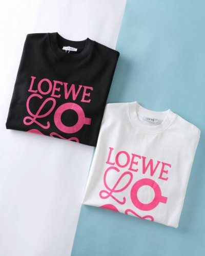 loe 罗意* 25Ss春夏新款平纹针织棉布圆领短Tee，男女同款玫红色图腾植绒印花标识时尚休闲宽松短袖T恤衫！贸易公司渠道稀出，领先Gw发售！当穿上这款T恤走