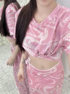 强烈推荐 Cha*2025春夏新款 短袖绑带上衣 高级定制薄纱面料 灵蛇 图腾花瓣波浪纹印花短袖上衣 通体活性满印不规则错落山茶花图案 衣身下摆绑带设计 穿插双