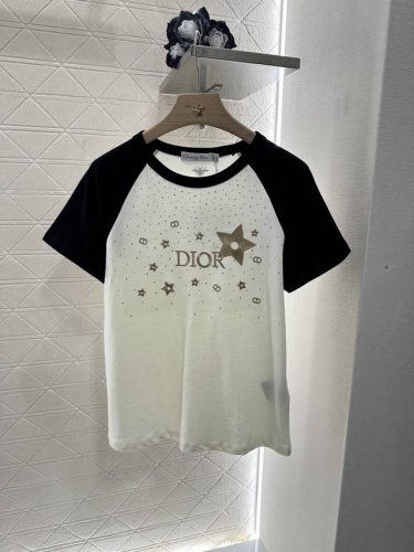 dio*2025新品上架 插肩刺绣水钻圆领 定制Yb丝光全棉材质 弹力舒适 透气好穿 常规黑白插肩裁剪 凸显品牌格调 面料柔软带有弹力 呈现显瘦视觉效果 通体细