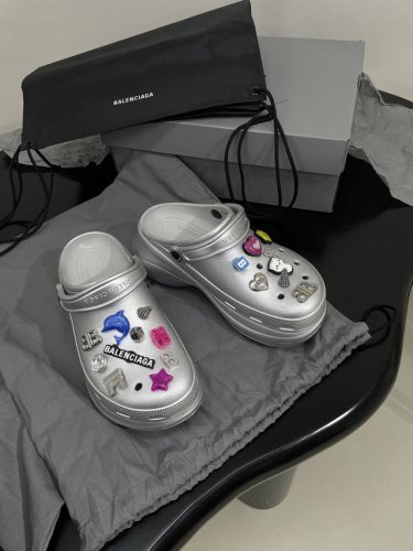 新品Crocs Jibbitz女士穆勒鞋 定制橡塑材料 穆勒鞋 独家开模大底 后部开口 5毫米鞋弓 可拆卸Jibbitz吊坠 独家开模定制 饰带点缀字母标识压纹
