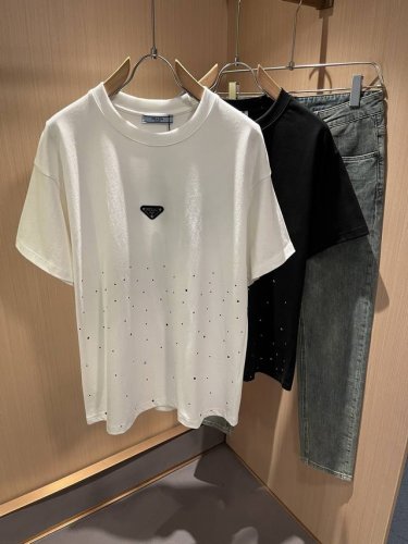 prad*A普*达2025春夏新款男女同款短袖T恤，最新款全网独家首上！！~既经典有时尚百搭，谁不爱啊，将经典再次展现，非常的耐看，自带低奢光环与辨识度！Pr*