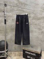 款号#S490 Balenciaga 巴黎世家 24Ss走秀款曼联联名刺绣巴黎运动风夹克套装裤子 面料采用定制再生尼龙 轻微压皱工艺 经过防水涂层工艺 内里采用