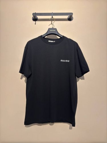 miu Miu Fw 秀场款又岚又飒经典刺绣徽标字母洗水重磅短袖 正常版型半袖T恤 洗涤方式：反面包裹洗衣袋冷水快速机洗！！不得浸泡 温热水洗涤！ 尺码：M-3
