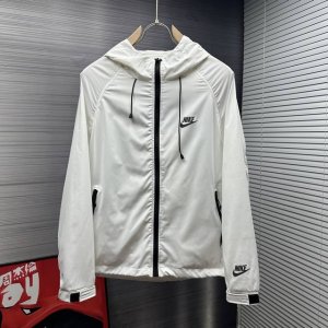 耐克2025新款字母压胶Logo情侣款防晒服外套 采用聚酯纤维复合防水面料 网红热门爆款 精湛工艺 面料防水处理 防晒 透气 夏季出行必备的一款防晒衣 时尚百搭