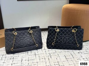 香奈儿 牛仔机车手提斜挎 Chanel 简直不要太酷！ 男生女生都可以驾驭 敲大容量装下整个世界~尺寸：35.29