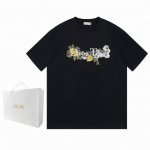 Dior迪奥Ss春夏短袖T恤新款 字母刺绣设计，采用240克双股双纱全棉面料，面料经过洗水处理，手感更加舒适，三标齐全， 颜色: 白色 黑色 尺码: Xs-L