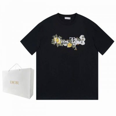 Dior迪奥Ss春夏短袖T恤新款 字母刺绣设计，采用240克双股双纱全棉面料，面料经过洗水处理，手感更加舒适，三标齐全， 颜色: 白色 黑色 尺码: Xs-L