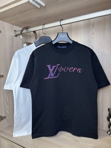 款号：Dc 97# Lv 路易威登彩虹渐变立体印花短袖T恤 280克纯棉双砂面料 所有面料均已提前做过缩水 品质第一 所见即所得 不会洗一次版型就有所变化的 区