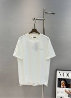 200 Dio*R迪-奥2025新款.做旧破洞休闲短袖T恤，男女同款！采用黑色棉质竹节平纹针织面料精心制作。胸前饰以白色Christian Cd Couture