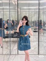 款号D25040678 Louis*驴家Lv新款 满身老花字母Logo印花前襟拉链设计搭配金属锁扣腰带收腰牛仔连衣裙！ M码：肩宽53，胸围98，腰围76，裙长