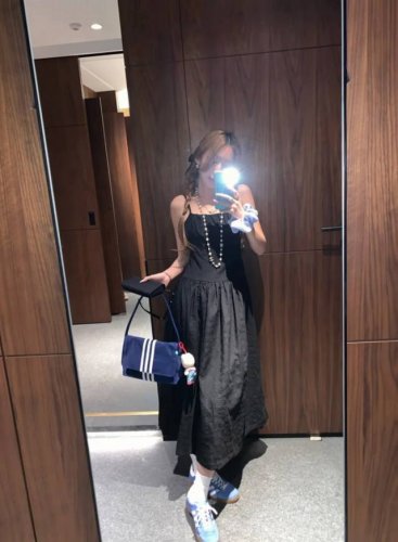 70716# 珍妮吊带长裙 上新25Ss 新款 Jennie 私服海边度假连衣裙 浪漫明媚南法假日松弛的休闲感超仙气的同时带着休闲感 保留了时髦度 超级好看 定