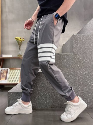 Tb# 2025 天丝锦纶四面弹春夏休闲裤子 美学的焕新诠释,演绎浓郁的格调型时尚风范,细节感和设计感强悍.经典品牌标识做为色彩搭配,演绎经典的品牌时尚,为整体