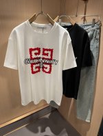 Giv*Chy 纪*希2025春夏新款男女同款短袖T恤 主创时尚注入了全新时尚能量 通过探索各种题材和性感魅力 极具辨识度 引领全新街头时尚潮流 该款是G家独家