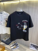 Fend 芬迪 2025Ss春夏最新款短袖T恤出货啦！！ 2025新款T恤 高版本专用面料 高克重 260G 纯棉面料 上身舒适不失挺阔 针脚刺绣工艺、数字印花