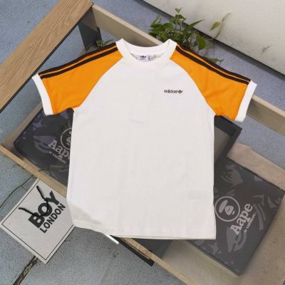 上新 款号：Zz6511 2025新款Adidas阿迪达斯三叶草刺绣Logo拼接女款短袖T恤，三条纹经典装饰，碰撞出独特的运动潮流感。胸前标志性三叶草 Logo