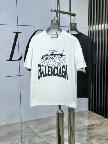 p210 Gucci。2025春夏新款首发专柜最新款短袖圆领T恤 高端订制 设计前卫时尚！品牌Logo重工艺设计 高端定制丝光云朵棉面料.手感柔软.穿着舒适.专