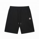 moncler 蒙口 后彩条口袋徽章短裤 采用 %纯棉打造，表面经过起绒处理之后形成的棉质抓绒面料，其触感柔软细腻，绒毛分布均匀。棉纤维的天然结构提供良好的吸湿