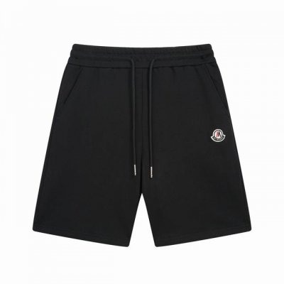 moncler 蒙口 后彩条口袋徽章短裤 采用 %纯棉打造，表面经过起绒处理之后形成的棉质抓绒面料，其触感柔软细腻，绒毛分布均匀。棉纤维的天然结构提供良好的吸湿