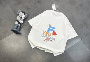 100包邮 潮牌Fila斐乐爱心同款同步短袖！胸前Logo点缀胸前，简约又不失时尚感，一眼就狠狠拿捏住了！正肩版型对各种身材都很友好，穿起来整个人显得挺拔又精神