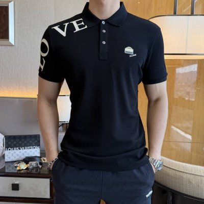 lv 2025Ss蛇年春夏新款Polo领短袖系列。精选优质珠地棉面料，时尚大牌元素Logo设计，上身版型超赞，面料细腻舒适透气，随意搭配都超级好看时尚型男必备款