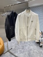 普拉达 2025春季新款夹克外套，秀场新品品相非常完美，双面穿舒适保暖，三标齐全色泽饱满诱人，非常出彩的设计，轻松将时髦感进阶，做工极为考究严谨，走线工整细致！