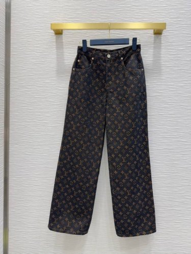 louis Vuitto* 2025Ss新款，系列出品~超时髦新款牛仔 个性色调上身又酷又飒爽 纹理细腻，棉感自然，既有筋骨感又不失柔软，超级漂亮！细节做工超级