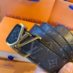 p110。 上新。Louis Vuitton路易威登经典款金色Logo扣头男士腰带，专柜同步在售。皮带彰显了一个男人的气质和品位，经典款再适合不过了。意大利进口