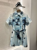 dio*2025新品上架 定位印花牛仔短袖连衣裙 定制Yb斜纹棉牛仔材质 多重水洗 呈现出挺括质感 翻领短袖牛仔连衣裙裁剪 胸前对称翻盖口袋 搭配基础轮廓线耐看