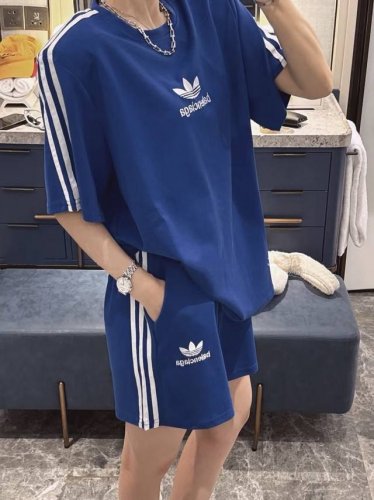 一套 Balenciaga巴黎世家限定克莱因蓝刺绣Logo短袖短裤套装 治愈的蓝色好适合夏天清凉感扑面而来 穿上秒变冷白皮 衬得人皮肤不要太好 重工立体刺绣Lo